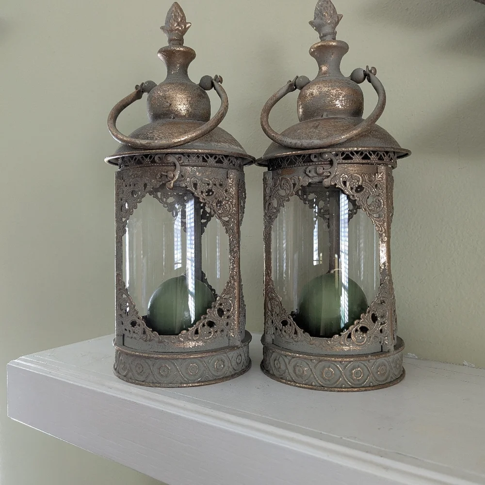 Elegant Gold Lantern Accents for Sophisticated Decor